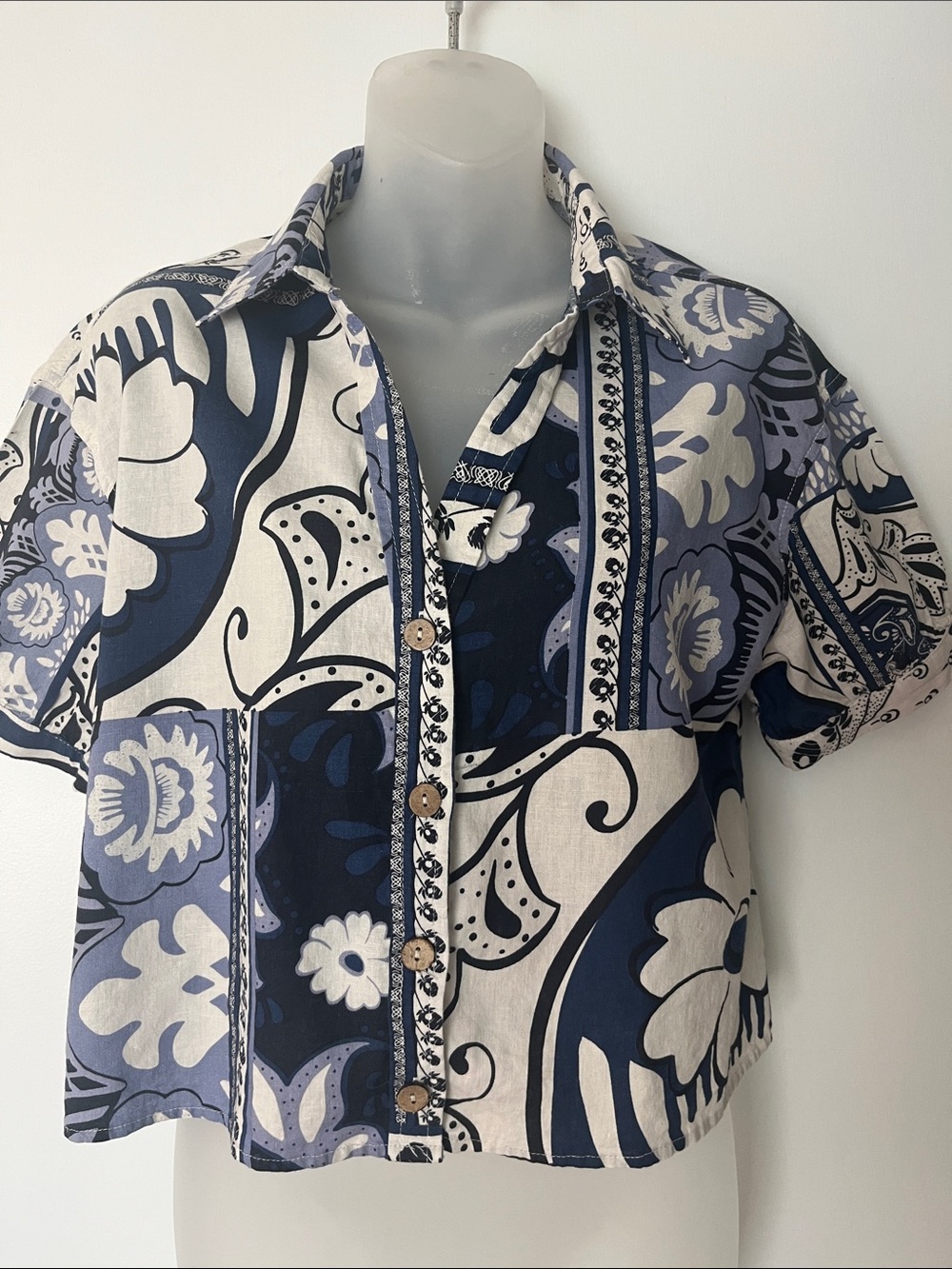 Christian Siriano Navy and White Floral Short-Sleeve Button Shirt small